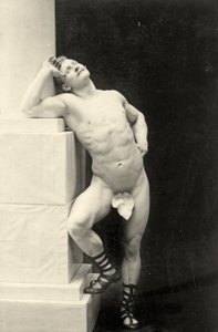 Eugen Sandow, in klassischer antiker griechisch-römischer Pose, ca. 1894